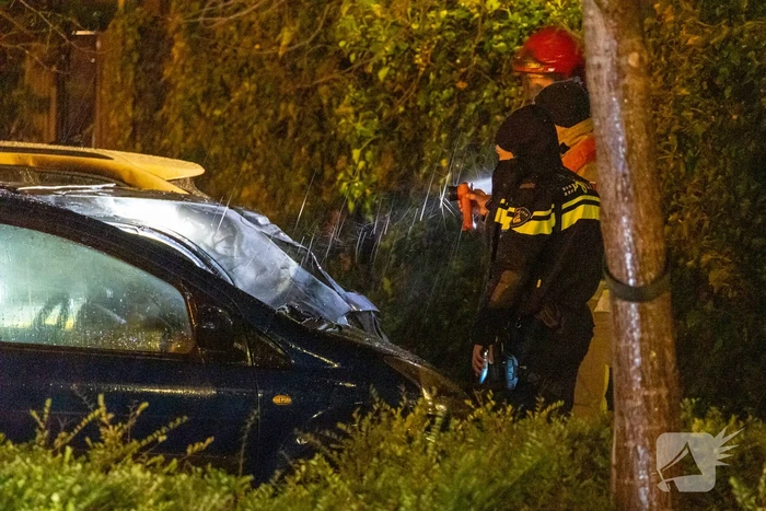 Straat afgezet vanwege autobrand
