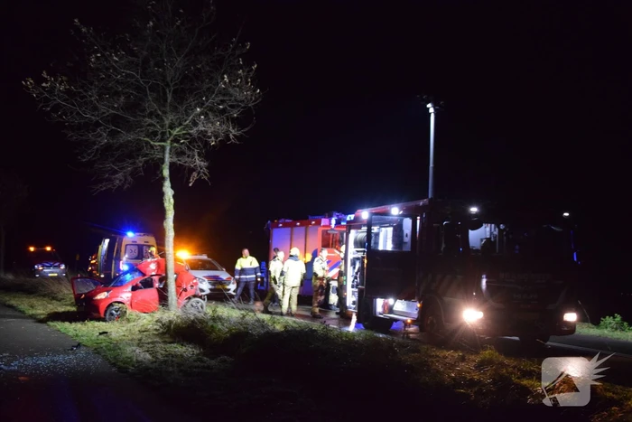 Persoon zwaargewond bij botsing tegen boom