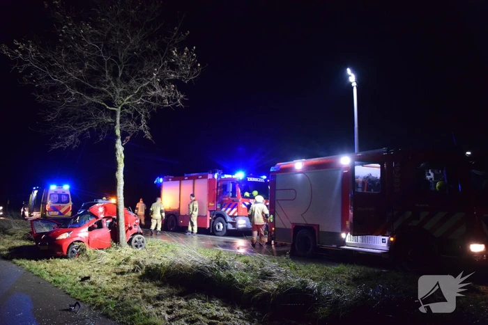 Persoon zwaargewond bij botsing tegen boom
