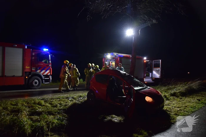 Persoon zwaargewond bij botsing tegen boom