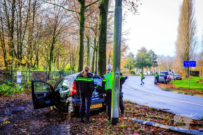 Automobilist vliegt uit de bocht