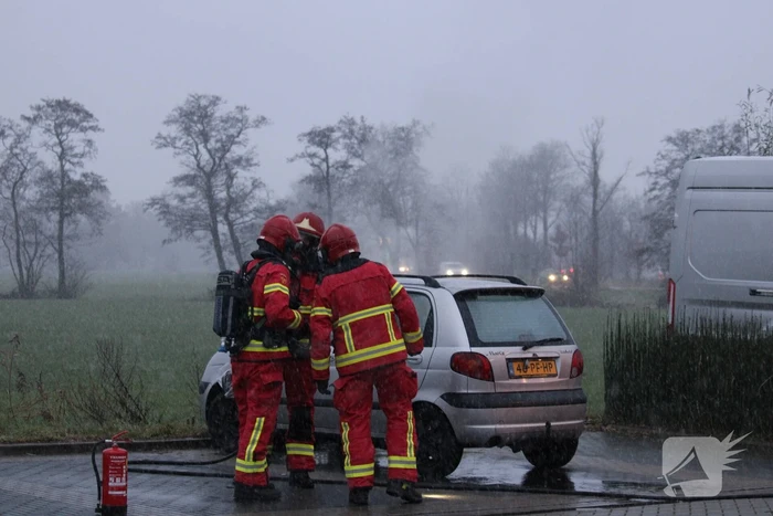 Brandweer blust brandend voertuig