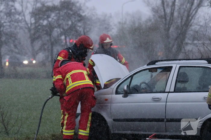 Brandweer blust brandend voertuig