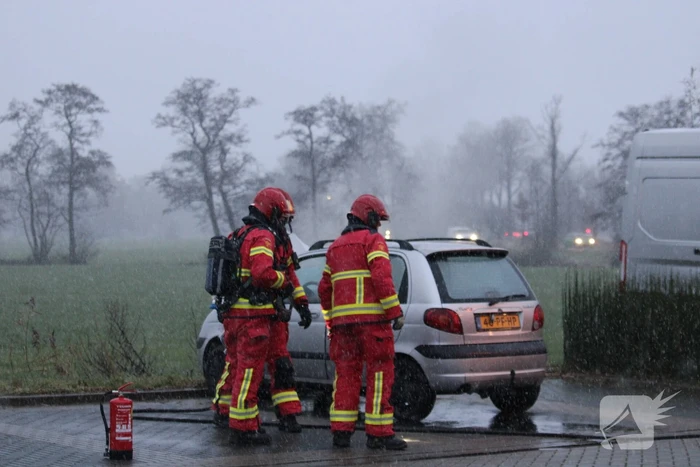 Brandweer blust brandend voertuig