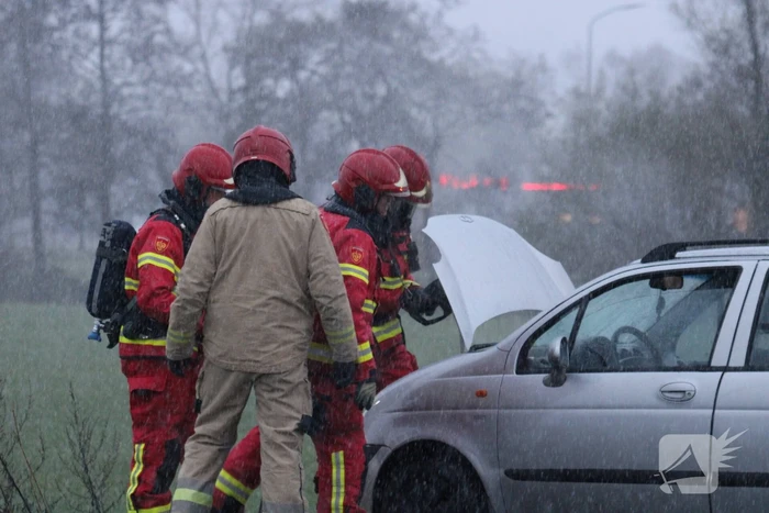 Brandweer blust brandend voertuig