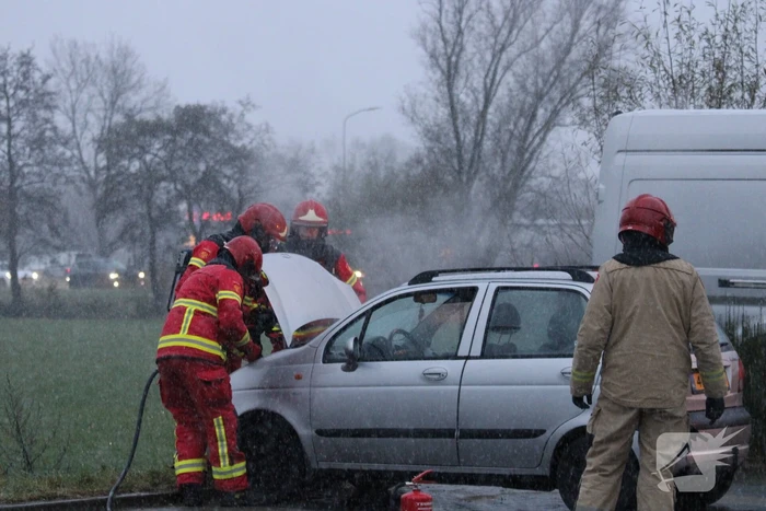 Brandweer blust brandend voertuig