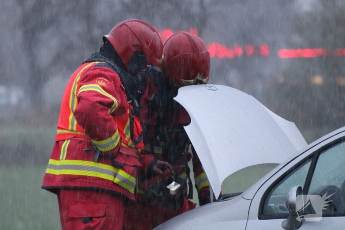 Brandweer blust brandend voertuig