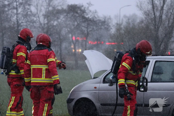 Brandweer blust brandend voertuig