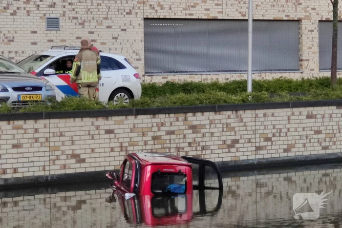 Brommobiel met twee inzittenden belandt in water