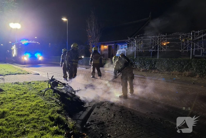 Scooter volledig verwoest door brand