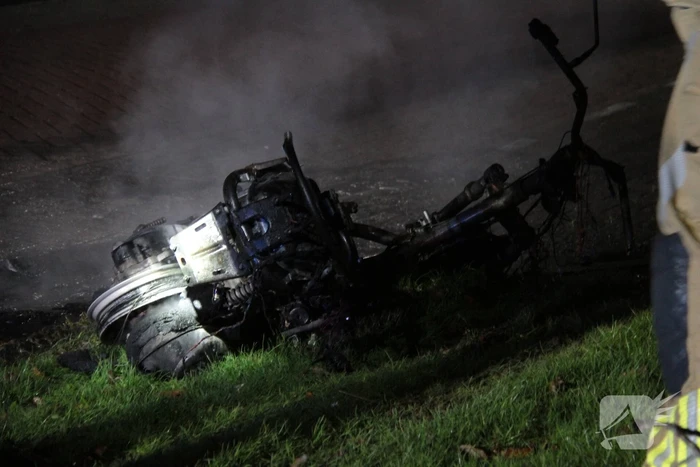 Scooter volledig verwoest door brand