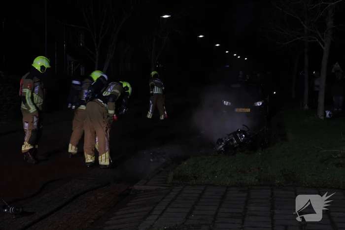 Scooter volledig verwoest door brand