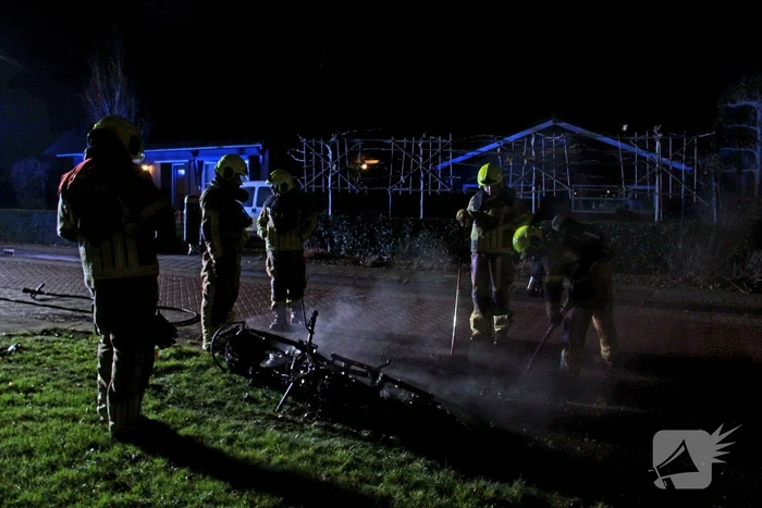 Scooter volledig verwoest door brand