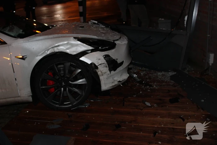 Tesla ramt café na ongeval