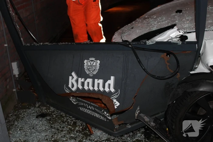 Tesla ramt café na ongeval