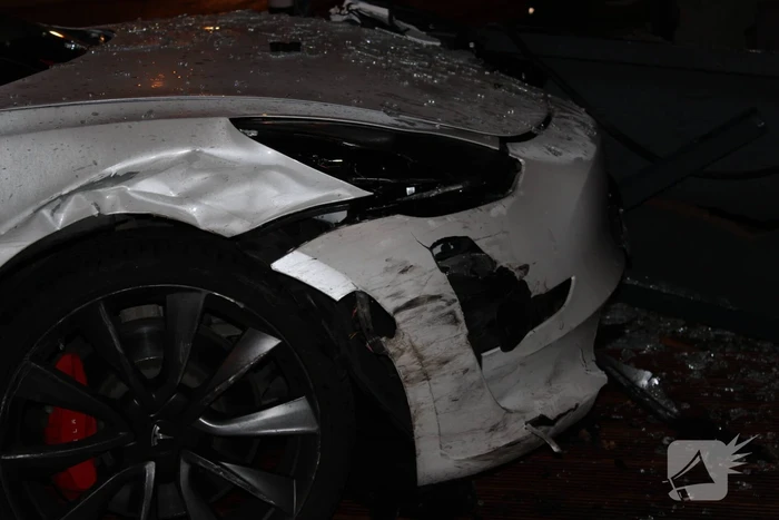 Tesla ramt café na ongeval