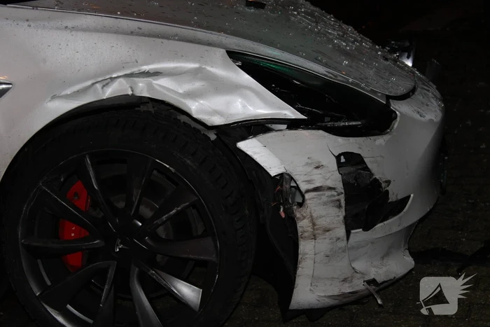 Tesla ramt café na ongeval