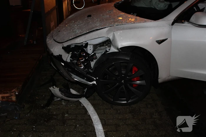 Tesla ramt café na ongeval