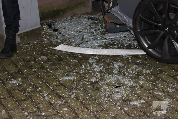 Tesla ramt café na ongeval