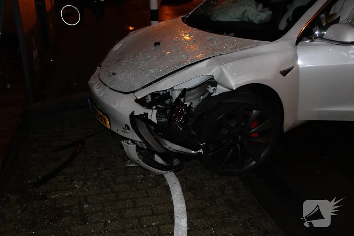 Tesla ramt café na ongeval