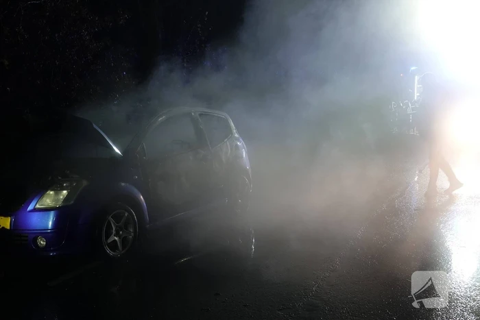 Auto vliegt in brand tijdens rijden