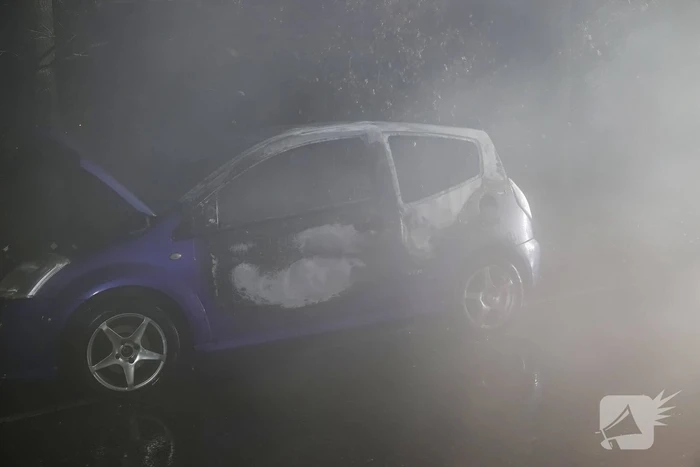Auto vliegt in brand tijdens rijden