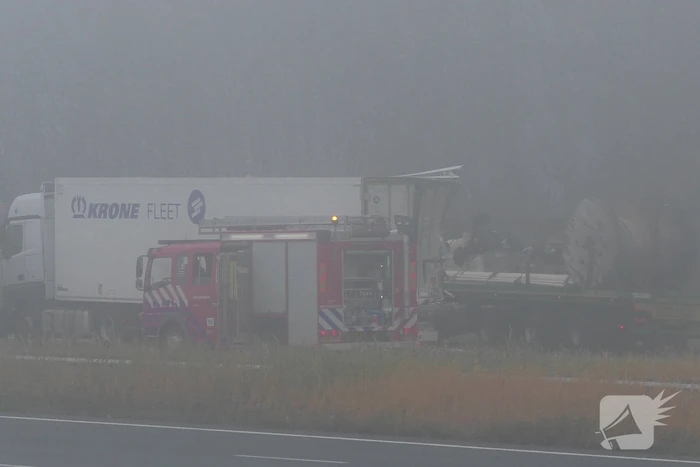 Chauffeur bevrijdt door brandweer bij botsing tussen vrachtwagens