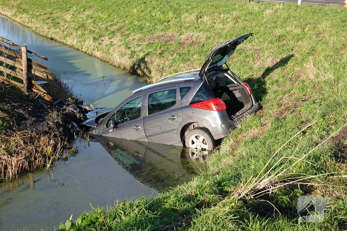 Auto belandt in sloot bij botsing