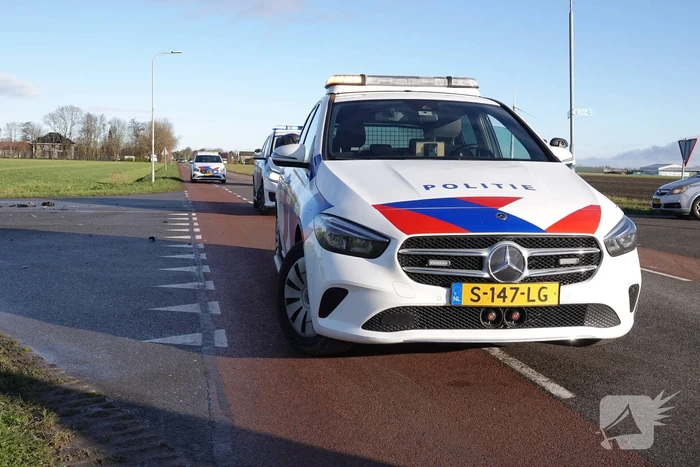 Auto belandt in sloot bij botsing