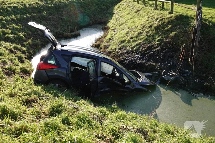 Auto belandt in sloot bij botsing