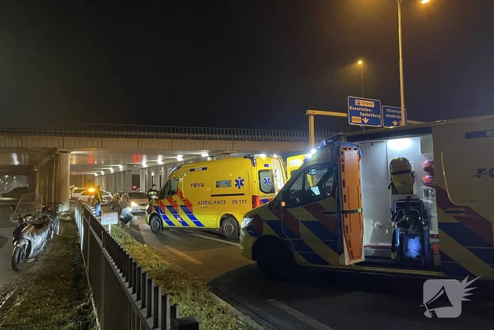 Persoon valt van viaduct en belandt op personenauto