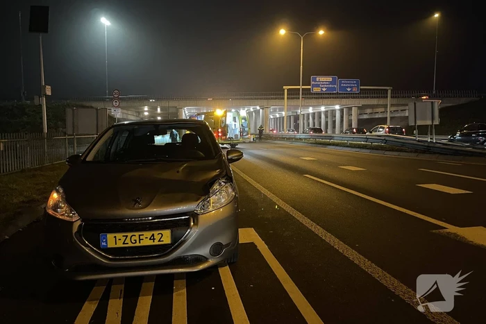 Persoon valt van viaduct en belandt op personenauto