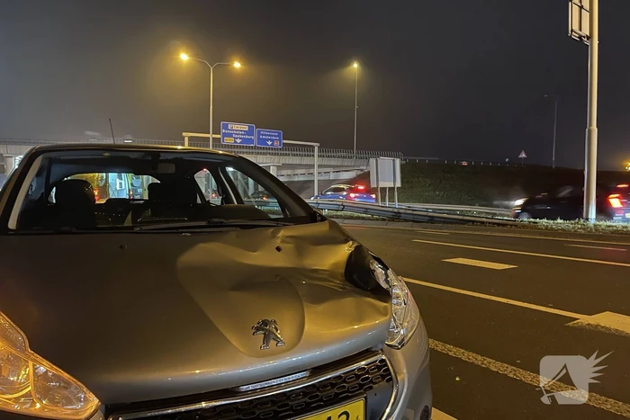 Persoon valt van viaduct en belandt op personenauto