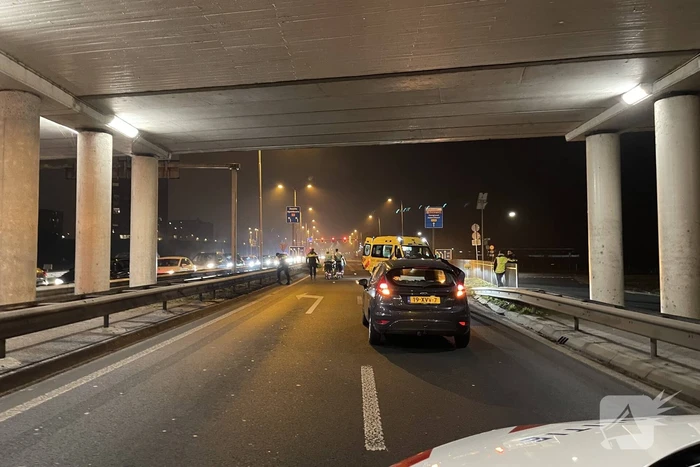 Persoon valt van viaduct en belandt op personenauto