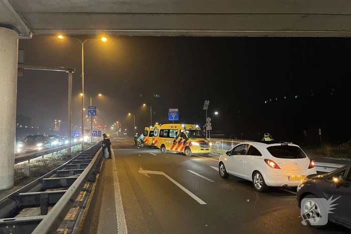 Persoon valt van viaduct en belandt op personenauto