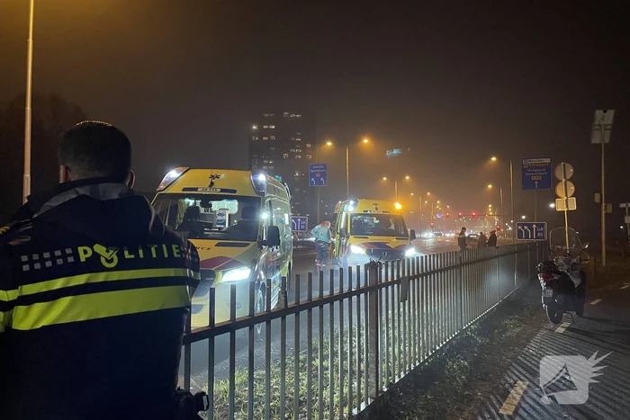 Persoon valt van viaduct en belandt op personenauto