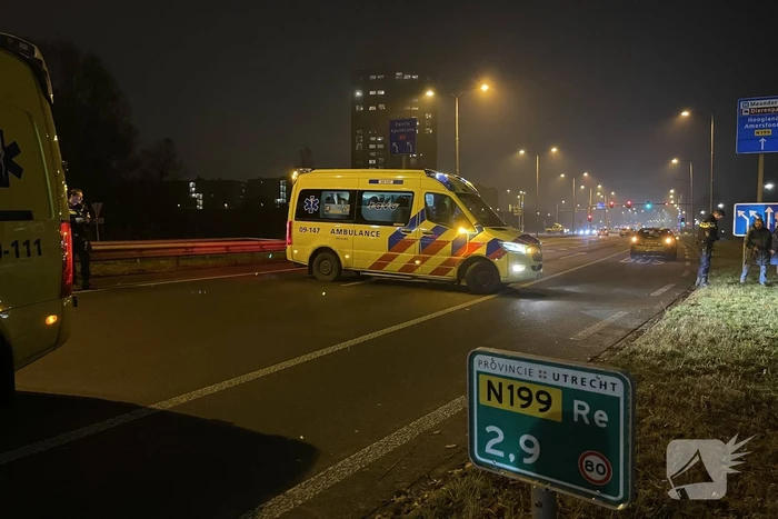 Persoon valt van viaduct en belandt op personenauto