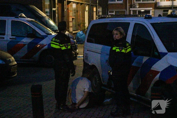 Twee aanhoudingen na chemische lucht in woning, mogelijke drugslab aanwezig