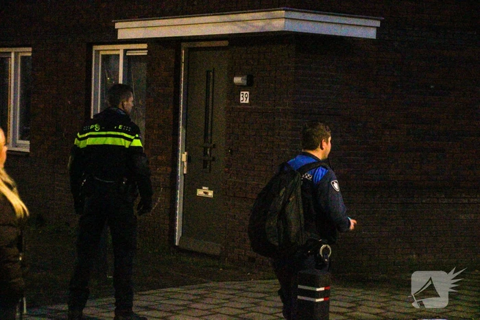 Twee aanhoudingen na chemische lucht in woning, mogelijke drugslab aanwezig