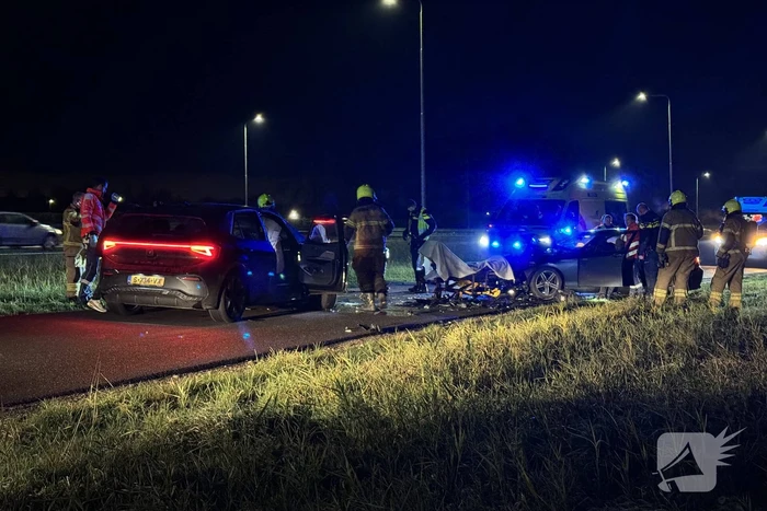 Twee auto's botsen frontaal op elkaar