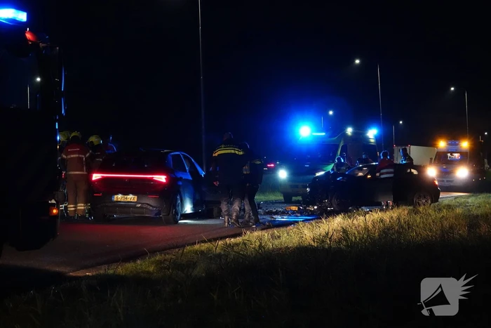 Twee auto's botsen frontaal op elkaar