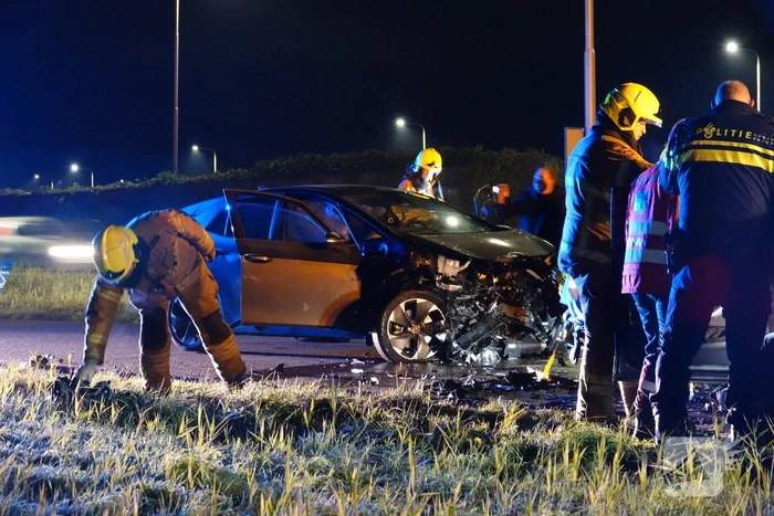 Twee auto's botsen frontaal op elkaar