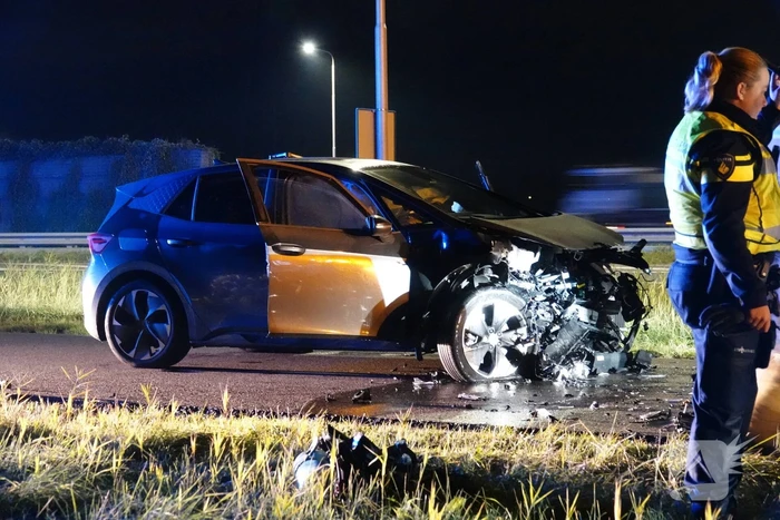 Twee auto's botsen frontaal op elkaar
