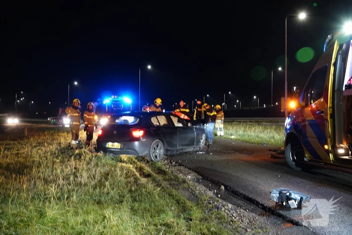 Twee auto's botsen frontaal op elkaar