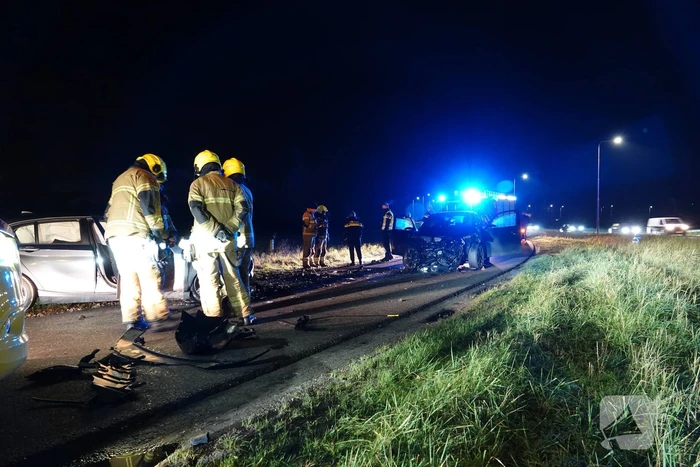 Twee auto's botsen frontaal op elkaar