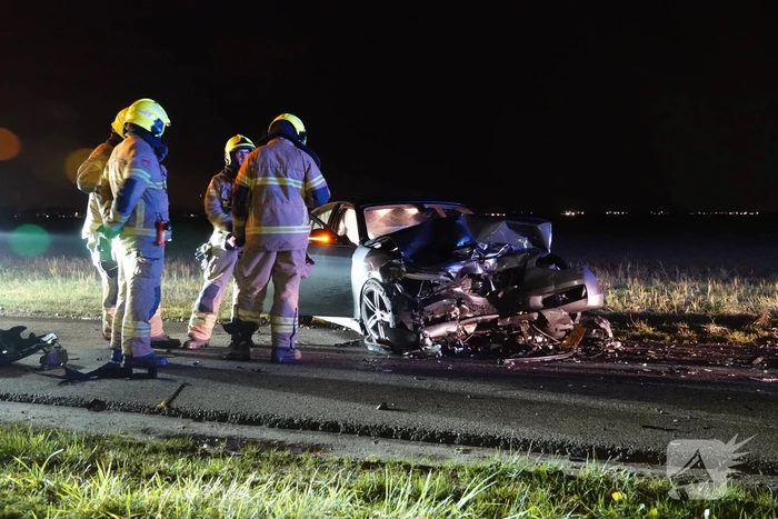 Twee auto's botsen frontaal op elkaar