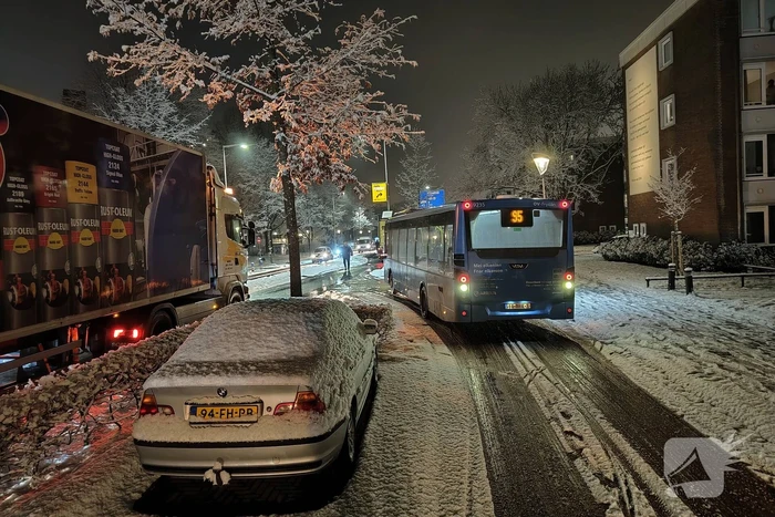 Vrachtwagen in de problemen door sneeuwval