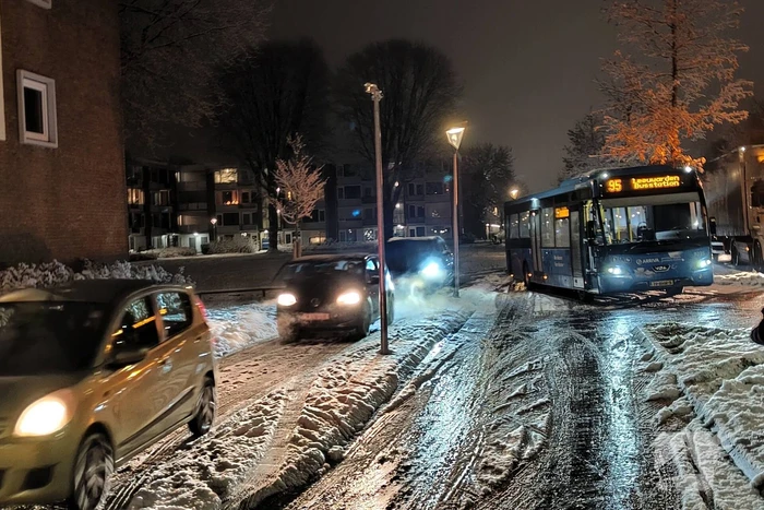 Vrachtwagen in de problemen door sneeuwval