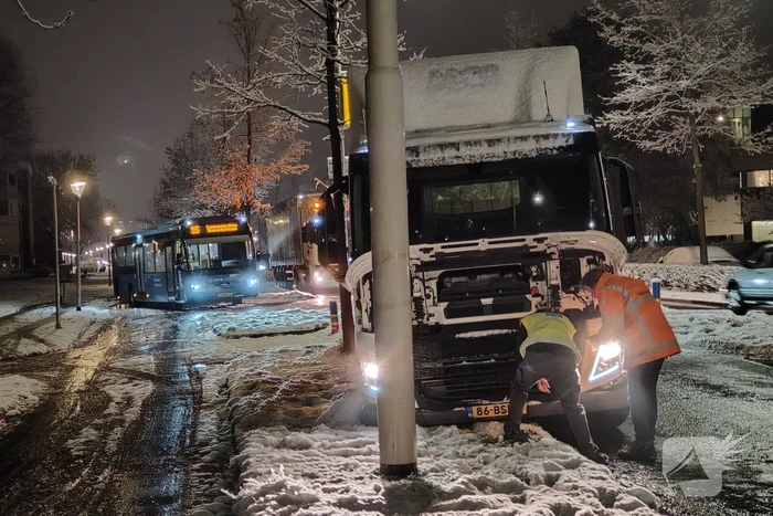 Vrachtwagen in de problemen door sneeuwval