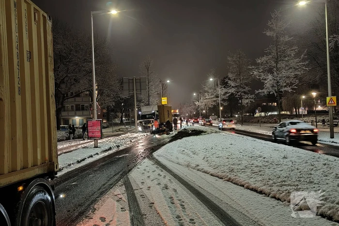 Vrachtwagen in de problemen door sneeuwval